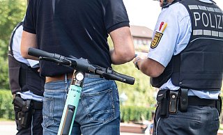 Die Polizei stellt häufig bei den E-Scooter-Fahrern mangelndes Regelwissen fest. - Symbolfoto: picture alliance / dpa