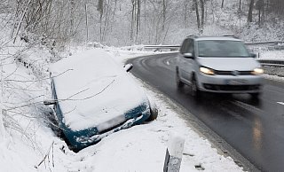 Ein Auto ist bei Bielefeld in einen Straßengraben gerutscht. Nach den sonnigen Frühlingstagen hat sich der Winter noch einmal zurück gemeldet. - dpa