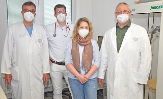 Die Lungenfachärzte Andreas Zaruchas (v.l.) aus dem Brüderkrankenhaus St. Josef Paderborn und Christian Buschmann, niedergelassener Pneumologe im Medico, haben den Tumor in der Luftröhre diagnostiziert und unverzüglich gehandelt. Chef-Thoraxchirurg Guido Scholz hat operiert. - Brüderkrankenhaus St. Josef Paderborn