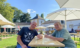 Peter Witt (v. l.) und Simone Hüser aus Verl sind Wiederholungstäter. Sie kommen so gut wie jedes Jahr zum Weindorf und genießen den Wein aus ganz Deutschland. - Dana Johanna Stoll