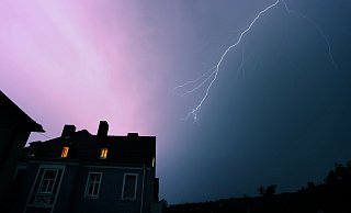 Markante Wetterereignisse im Kreis Gütersloh haben in den vergangenen Jahren deutlich zugenommen. Wichtige Frage also: Ist mein Zuhause ausreichend geschützt - und versichert? - picture alliance/dpa