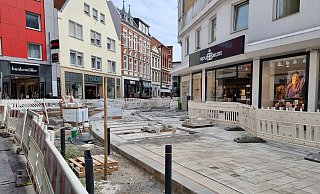 Diese Aussicht haben die an der Baustelle anliegenden Geschäfte und ihre Besucher schon seit längerer Zeit. Die Bauarbeiten wurden letztes Wochenende wieder aufgenommen, um die Mängel bei der Pflasterung zu beheben. - Matilda Buchmann
