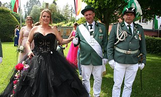 Das Königspaar Christian und Tanja Köster feiert in Weine. - Johannes Büttner