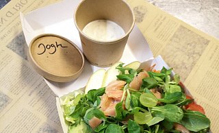 Speisen zum Abholen oder Liefern müssen nicht in Styropor und Plastik verpackt werden. Bald sollen Gastronomen ganz auf den Gebrauch von Plastik verzichten. - Johanna Schöttler - Brand-s