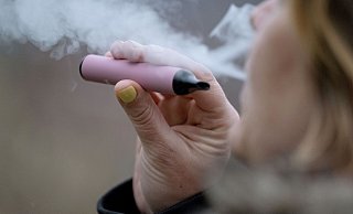 Durch Geschmacksrichtungen wie Erdbeere oder Mango, aber auch durch Darstellungen auf TikTok zielten Vapes – Einweg-E-Zigaretten, die für wenige Euro am Kiosk zu bekommen sind und mit denen eine nikotinhaltige Flüssigkeit eingedampft wird – ganz klar auf sehr junge Leute ab, so Experten. - picture alliance/dpa