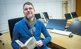 Rechtspfleger Christian Wintermeyer im Saal 18 des Amtsgerichts, dem Ort der Zwangsversteigerungen. - Sarah Jonek Fotografie