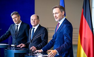 Halten sie durch? Die Chefs der Ampel-Parteien: Robert Habeck (Grüne, v. l.), Olaf Scholz (SPD) und Christian Lindner (FDP). - Dpa