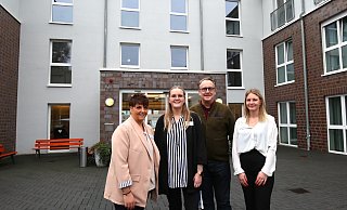 Einrichtungsleiterin Claudia Fischer (v. l.), Pflegedienstleiterin Justine Siemering, geschäftsführender Gesellschafter Jens Tegeler und Denise Lawrenz, Trainee zur Einrichtungsleitung, standen Bewohnern, Angehörigen und Interessenten als Ansprechpartner zur Verfügung. - Ilka Gülker