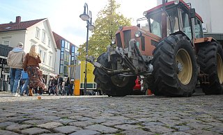 Vor dem Rathaus erwarteten die Besucher mehrere Traktoren. - Jan-Henrik Gerdener