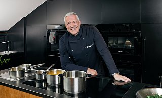 Kocht für Miele und auf Miele-Geräten: Der aus vielen TV-Sendungen bekannte Koch Alexander Hermann. - marinageckeler.com