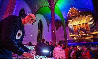 DJ Thomas Stuke legte in der Nicolaikirche Techno auf.Nachtansichten Bielefeld 2023. - Mike-Dennis Müller