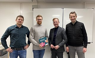 Freuen sich über den gelungenen Besuch des Staatssekretärs: Frederik Kahmen (Fachlehrer für Sozialwissenschaften St. Michael) (v.l.), Frederik Hellfaier (Fachlehrer für Sozialwissenschaften St. Michael), Daniel Sieveke (Staatssekretär im Ministerium für Heimat, Kommunales, Bau und Digitalisierung des Landes NRW) und Claudius Hildmann (Schulleiter des Gymnasium St. Michael Paderborn). - Gesa John