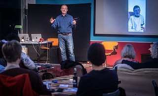 In Wohnzimmeratmosphäre lauschten die Zuhörer Siegmar Schröders Berichten über seinen autistischen Sohn Paul. - Mike-Dennis Müller / www.mdm.photo
