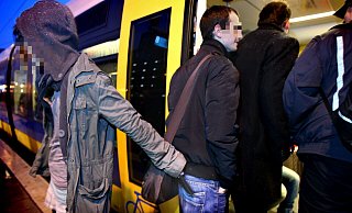 7.000 Euro fand der Taschendieb (wie in dieser gestellten Szene) in einem seiner erbeuteten Geldbörsen. - Sarah Jonek