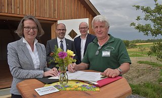 Mit der Unterschrift des Förderbescheids durch den ersten Vorsitzenden Ulrich Klinke (r.) ist die Übergabe offiziell. Darüber freuen sich auch (v.l.) Ministerin Ina Scharrenbach, Bürgermeister Christian Carl und Landtagsabgeordneter Bernhard Hoppe-Biermeyer. - Julia Stratmann