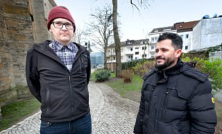 Zurück am Ort des Geschehens: Der Iraker Ismail Haji (rechts) und der Russe Kirill Loginov haben am Donnerstag einen Handtaschenraub in der Gütersloher Innenstadt vereitelt. Die Täter konnten über den Fußweg neben der Martin-Luther-Kirche fliehen. - Andreas Frücht