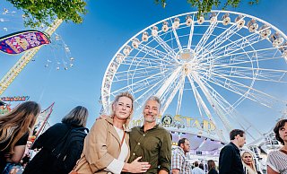 Janine Kemper und Oliver Sturm bummeln entspannt über den Liboriberg. - Besim Mazhiqi