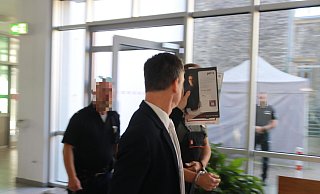 Der Angeklagte mit seinem Rechtsanwalt, Sven Peters, auf dem Weg in Saal 001 des Herforder Amtsgerichts. - Claus Frickemeier