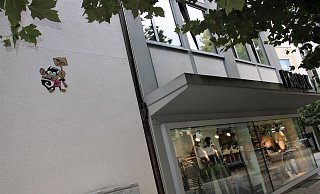 Der Künstler Zike hat in der Innenstadt von Herford seine auf Platten gesprühte Graffitis geklebt. Auch neben der Peacock-Filiale am Linnenbauerplatz klebt einer der Affen. - Dana Johanna Stoll