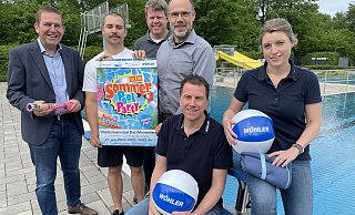 Dirk Herbst (Sparkasse, v. l.), Steffen Willeke (Waldschwimmbad), Frank Zeisberg (DLRG Bad Wünnenberg), Bürgermeister Christian Carl, Christian Beyerstedt und Julia Besse (beide Wöhler) freuen sich auf Sommer, Sonne und Party im Waldschwimmbad. - Stadt Bad Wünnenberg