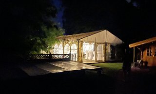 Im Zelt, hier vor der eigentlichen Feier zu sehen, sollte ein DJ für Stimmung auf der Tanzfläche sorgen. - Marc Furchert / privat