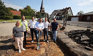 Jetzt geht's los: Irmgard Pepping (v. l.), Bauleiter Paul Kohr, Felix Engelke, Lars Bökenkröger, Jens Grove und Alex Nikulin vom Infrastrukturmanagement der Stadt beim ersten Spatenstich zur Neugestaltung des Rehmer Dorfplatzes. - Jörg Stuke