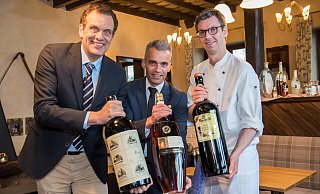 Ab April ist Daniel Richau (Mitte) sein eigener Chef. An seiner Seite sind Hotelbesitzer Markus Barkhausen (l.) und Chefkoch Sebastian Weskamp. - Daniel Winkler