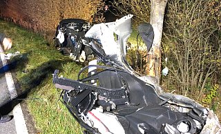 Durch die Wucht des Aufpralls ist der Ford auf der Gütersloher Straße in zwei Teile zerrissen worden. - Feuerwehr Hövelhof