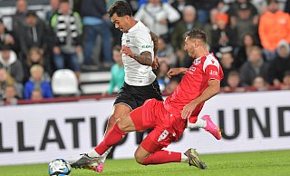 Die Grätsche von Arminia Bielefelds Semi Belkahia gegen Verls Oliver Batista Meier ist noch eine der besseren Szenen des DSC. - sport/presse/foto Jens Dünhölt