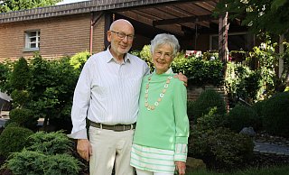 Im heimischen Haus und Garten empfangen Hannelore und Manfred Fege die Gäste zu ihrer Diamantenen Hochzeit. - Britta Bohnenkamp-Schmidt