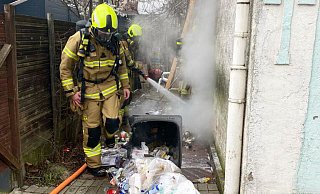 Feuerleute löschen das brennende Müllgefäß neben einem Wohnhaus an der Bahnhofstraße. - Feuerwehr Paderborn