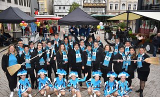 Blau und Weiß und Schwarz: Das waren die dominierenden Farben beim Karnevalsauftakt mit den Huxaria Hexen in Höxter. - Thomas Kube