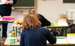 Heute schreiben die Abiturienten in NRW ihre eigentlich für Mittwoch geplanten Klausren in den Fächern Biologie, Chemie, Ernährungslehre, Informatik, Physik und Technik . Kurz vor dem Start mussten einige Seiten nochmal ausgetauscht werden. - Silas Stein
