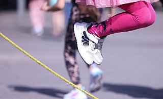Werden Kinder nicht nur zu Unterrichtszeiten, sondern auch darüber hinaus - in der OGS oder in Schule von acht bis eins - in der Schule betreut, müssen Eltern dafür Beiträge zahlen. Die werden in Beverungen jetzt erhöht. - dpa/David Young