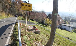Blumen, viele Kerzen und polizeiliches Absperrband markieren im November 2021 den Ort des tragischen Unfalls in Büren-Brenken. - (Archivbild) Johannes Büttner