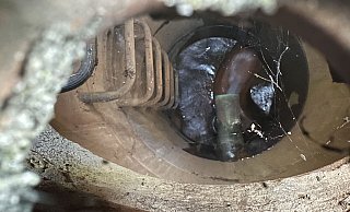 Ein steter Quell aus dem Untergrund stömt in den Regenwasserkanal in der Brucher Stra0e - 24 Stunden am Tag, sieben Tage dte Woche. Und das seit rund neuneinhalb Jahren,. - Jörg Stuke