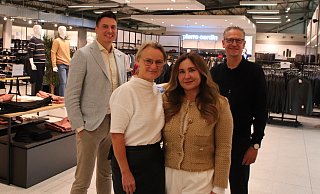 Jülide Lükel (2. v. r.) ist die Chefin der drei Ahlers-Outlets. Den Store in Herford-Elverdissen managen Thomas Baack (r.) und Andrea Lehmann, für den Einkauf ist Andreas Werschowetz zuständig. - Susanne Blersch