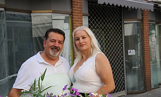 Koch und Chefin: Erhan und Elif Tumuklu vor ihrem Geschäft in der Lübberstraße 24. - Claus Frickemeier