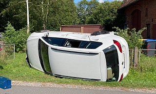 Die Autofahrerin wartete bis zum Eintreffen der Rettungskräfte gefasst am Straßenrand. Sie konnte sich selbst aus dem Unfallwagen befreien. Foto: - Feuerwehr Porta Westfalica
