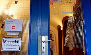 Rassismus ist im Zebra unerwünscht. Ob die Einbrecher, die die Scheibe der Eingangstür zertrümmert haben, auch auf die strikte 2-G-Regel, die per Hinweis eingefordert ist, geachtet haben, bleibt noch unsicher. - Andreas Sundermeier