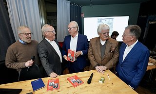 Buchpremiere im "CaféNio": Rainer Wend (Mitte) zusammen mit Moderator Peter Stuckhard, OB Pit Clausen, Bielefelds "Mister Europa" Elmar Brok und Einlader Dirk Ukena (von links). - Peter Unger