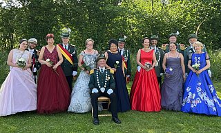 Hofstaat und Könisgpaar: Maik Fleischmann mit Gutrun Fleischmann (v. l.), Udo Müther mit Maria Müther, König Günter Adrian mit Königin Hannelore Adrian, Gerhard Brockmann mit Evelin Brockmann, Martin Gerling mit Renate Gerling, Michael Kupka mit Andrea Kupka und Dieter Wolf mit Gabriele Wolf. - Lennart Schlütz