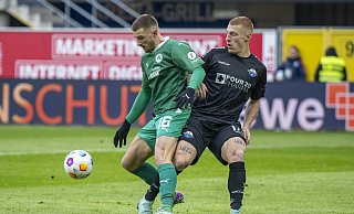 Fürths Lukas Petkov (l.) und Paderborns Laurin Curda kämpfen um den Ball. - David Inderlied/DPA