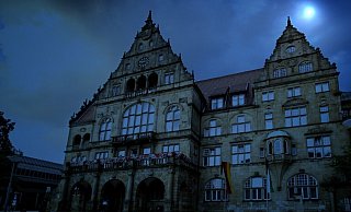 Zappenduster: Unter anderem das Bielefelder Rathaus - hier künstlich abgedunkelt - soll demnächst nicht mehr angestrahlt werden. - Sarah Jonek