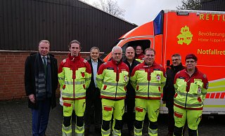 Die Bürgermeister Ulrich Lange (l.) und Marcus Püster (5. v. l.) besuchen die Bad Lippspringer Rettungswache. Jonas Rissiek, Mathias Kasper, Gerrit Fiebig, Nina Kröger, Lena Haß (im Rettungswagen), Stefan Vogel (Geschäftsführer DRK-Kreisverband) und Ulrich Knorr (Vorstand DRK-Bad Lippspringe) sind auch dabei. - Klaus Karenfeld
