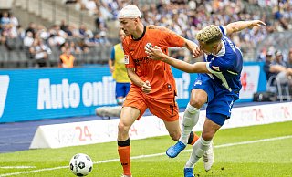Nach dem ersten Zweikampf mit Marc-Oliver Kempf (r.) musste Filip Bilbija einen Turban tragen. Anschließend machte der SCP-Stürmer ein weiteres Mal schmerzhafte Bekanntschaft mit dem Hertha-Verteidiger. - dpa