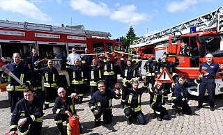 Alle Lehrgangsteilnehmer mit ihren Ausbildern und den Lehrgangsprüfern und dem zukünftigen „Feuerwehrhandwerkzeug“ sowie Andreas Waßmuth (r.) und Steven Noble (Mitte hinten). - Thomas Kube