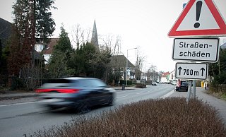 Das Warnschild deutet bereits an, wie sich die Beschaffenheit der Weißestraße gestaltet. Schlaglöcher und provisorische Ausbesserungen sorgen dort für eine hohe Lärmbelastung. Und auch der Lkw-Verkehr spielt eine Rolle. - Felix Eisele