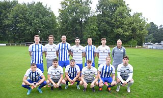 Die neuen Gesichter in der Senne mit Trainer Frank Biermann (hinten rechts). - TuS 08 Senne I