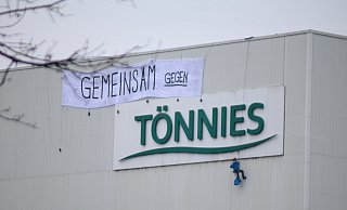 Aktivisten haben ein Banner vom Dach eines der Gebäude auf dem Firmengelände heruntergelassen. - Thorsten Heß